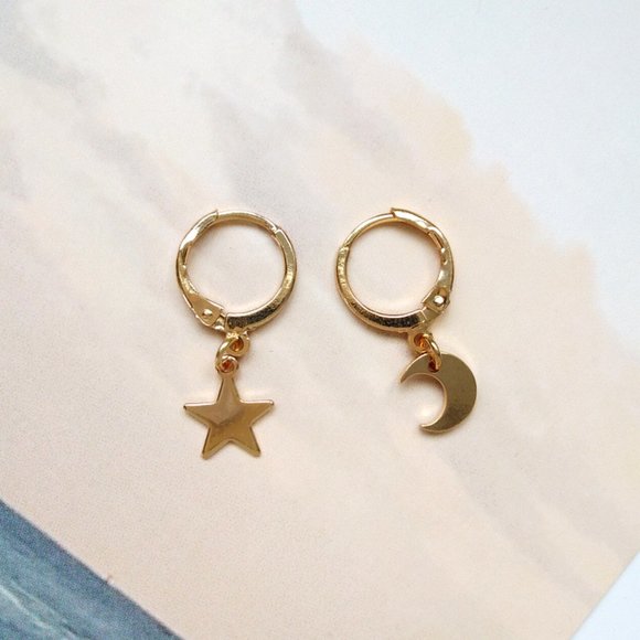 LAST ONE 💖Minimalist Moon Star huggie Earrings - Picture 11 of 13